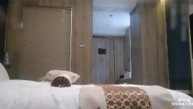 花钱约时尚性感美女到酒店 谈妥后立马用力爱抚亲吻 挺着鸡巴要插入没想到美女却说太大好疼 刺激抽插【水印】