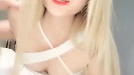 小姐姐十九岁金发白皙美乳妹子双人啪啪，性感黑丝上位骑坐特写抽插粉穴站立后入