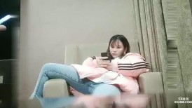 稚嫩高校学妹 温柔的抱上床 粗暴的插入逼 淫荡浪叫一顿抽插