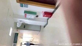 医院女厕跟踪拍摄 眼镜美女 只有几根穴毛的粉嫩肥鲍鱼