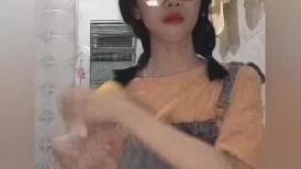 卡哇伊 大一学妹，缺少点营养，发育的平胸，但身材好好，戴着眼镜看着很有感觉！