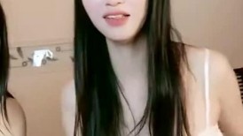 极品美女姐妹花！幸福老哥双飞！双女舌吻调情，大屌抢着舔，主动骑乘位插骚穴，叠起来后入抽插