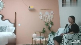探花老王出差 酒店约炮19岁大女学生身穿韩服身材小巧玲珑逼逼粉嫩，手扣出水