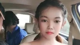 两个中缅混血00后妹纸开车户外车震 上车空间小两妹子操不开 下车翘美臀轮着干