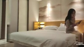 两个骚气少妇双飞激情啪啪，抬腿侧入上位骑坐翘起屁股后人轮着操