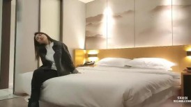 性感高颜值甜美妹子，苗条身材掰穴舔弄上位骑乘抽插呻吟娇喘