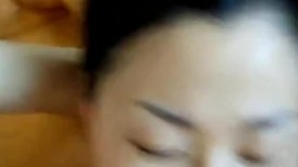 漂亮熟女人妻 在家被无套狂怼 大姐表情舒坦 蛋蛋敲逼逼 哥们操逼真猛