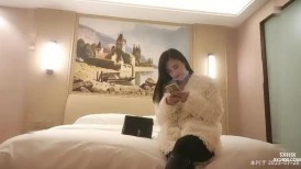 白衣苗条少妇摸奶舔弄调情，口交拉着手后入大力抽插猛操呻吟