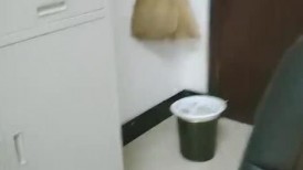 办公室里的骚货关起门来直播赚外快，淫声荡语互动撩骚，揉着奶子抠着逼浪叫呻吟，用桌角草逼玩的真花啊好骚