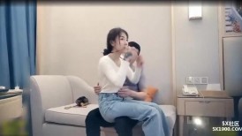 女神级牛仔裤白衬衣小姐姐 身材和她性感笔直大长腿 抱着坐在腿上爱抚亲吻 滋味真是美味啪啪鸡巴大力抽送【水印】
