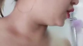 巨无霸骚奶子良家小少妇的诱惑，全程露脸洗澡诱惑，镜头前互动狼友撩骚不断，揉奶玩逼看特写，精彩不要错过