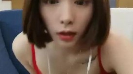 瑶瑶S686高颜值苗条甜美短发妹子自慰，毛毛浓密长相双腿跳蛋震动给炮友口交
