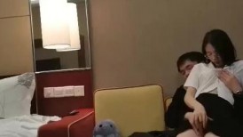 高颜值甜美清纯大长腿妹子啪啪，坐在身上摸屁股口交舔弄骑乘抽插猛