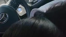 去派·出·所办点事，出来就非得吃几口，也不管在哪，也不管旁边还有人，媳妇这虎狼劲！