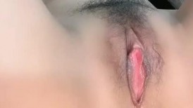新来的宝贝女人，全程露脸性感好身材，玩的就是嗨皮，掰开逼逼给狼友看特写，道具插入按摩棒摩擦，呻吟可射