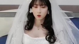 漂亮TS母狗穿婚纱被婉儿老师毁灭高潮榨精，射到高跟鞋里面再穿上去拍婚纱照 视频后面有她丝袜脚底和屁屁展示，有喜欢她的嘛？