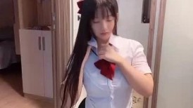 知名漫展巨乳Cos『小尤奈』自拍流出 清纯学生妹制服在家骚气用假屌自慰 奶大逼粉实属尤物