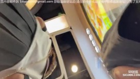 大神商场尾随偷拍美女裙底风光 JK制服学妹和男友逛街。白色窄内可爱风多角度CD