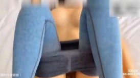 极品网红姐姐刚健完身就出来上门服务了 紧身运动裤退到膝下 抱起美腿插入娇嫩小骚逼