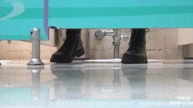 商场女厕偷拍美女收银员光滑粉嫩的鲍鱼