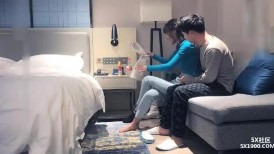 牛仔裤高筒靴大长腿女神约到酒店 身材很不错前凸后翘丰腴销魂