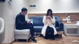 白色外套高颜值妹子，舔奶摸逼特写掰穴自摸骑坐大力猛操