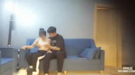 甜美运动装小美女 宝哥看她嫩 居然给她舔逼，乖巧听话配合鸳鸯浴玩得尽兴