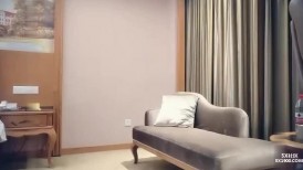 极品美乳小萝莉，角度专业，抠穴后入近景展示，大屌猛男干得嫩妹求饶到高潮