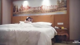 （第二场）极品美乳小萝莉，角度专业，抠穴后入近景展示，大屌猛男干得嫩妹求饶到高潮