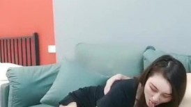 超真實在校歲學妹〖大一學生〗新女主號學妹震撼登場御女范學妹和學長開房JQ沙發震騎乘頂操