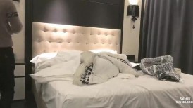黑衣苗条妹子啪啪，穿上情趣透视装口交后入骑坐大力猛操