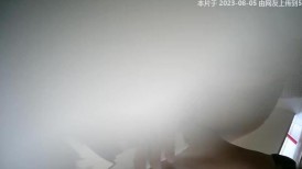 办公楼女厕全景偷拍高颜值莎网裙大美女,边玩手机边嘘嘘
