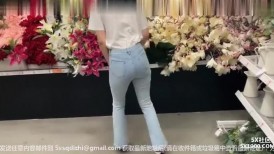 花店偶遇牛仔裤女神，带到酒店没想到这么主动，紧身牛仔裤完美显现极品身材，玲珑身段草不够