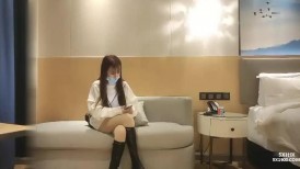 白色外套少妇啪啪，特写口交抱着大力抽插猛操