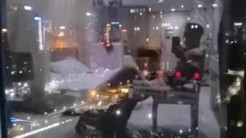纪念塔逸天城楼上酒店，落地窗前跪着舔我我的鸡巴，坦克人妻的口活是真的好，都快舔尿了