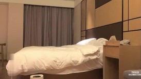 御姐范极品性感气质美女高价援交大屌男,奶子圆润坚挺,身材匀称,女上位自己捂着奶子干,小逼诱人