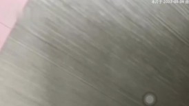 一对猴急的小情侣厕所里啪啪 美女身材很棒差点被发现了