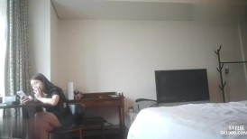 探花大神老王酒店约炮 附近的人约到21岁小姑娘身材好爆操的她舔手指