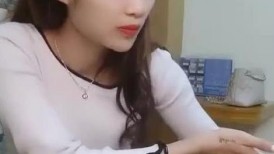 小凌约男人高颜值甜美苗条妹子炮友啪啪，特写口交舔弄上位骑坐跳蛋震动后入猛操