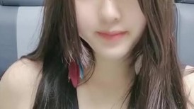 超极品的妞子来救赎狼友来了，撸管推荐风骚诱人的大奶子自己揉捏着伸着舌头要舔狼友的大鸡巴，电动道具插逼