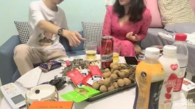 2023-8-9【瘦猴先生探花】约操良家少妇，喝酒聊天调情，扒掉衣服看肥穴，近距离视角，正入爆操