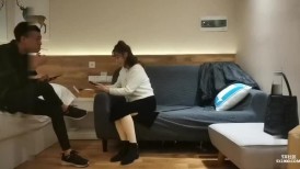 前戏特写小穴，本场妹子很有镜头感，屁股超会迎合，夹腿这招很不错