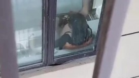 静默如海 - 惊呆了，竟然在过道拍到一只骚母狗在厨房做一些不可描述的事，被发现后竟然还招手问好！
