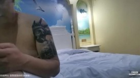 这双细腿太美了，苗条小姐姐温柔可亲，天生炮架子，猛男大哥扛起来卖力输出暴操
