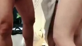 影楼里4P乱操 摄影师爆操婚纱新娘 伴娘还帮忙打灯吃鸡摸蛋 沙发上骑着操还被内射 玩的太疯狂了