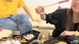 2023-8-11【瘦猴先生探花】约操良家小姐姐，吃饱喝足开操，扒掉衣服摸骚穴，扛起腿爆操骑乘位