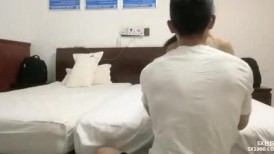 2023.8.12，【金三角猎艳】，新晋探花，19岁青涩小美女，C罩杯圆润白皙，扯下浴巾推倒