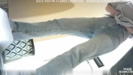 商场女厕全景偷拍牛仔裤少妇的多毛大肥鲍