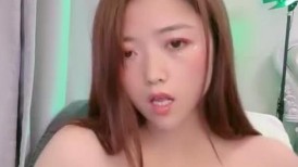 淫水泛滥的极品骚货微胖露脸直播大秀发骚，自己玩着奶头伸着舌头要舔狼友大鸡巴，肛门拉珠道具玩逼淫水多多