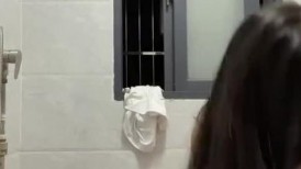 暑假表妹来家里玩几天偷拍她洗澡B毛没几根但是身材还是不错的